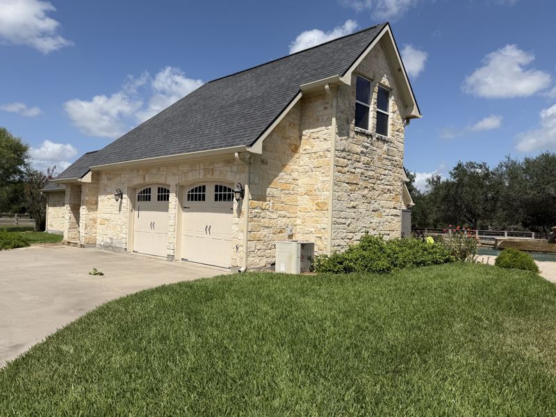 Limestone home with pool — Refugio, TX