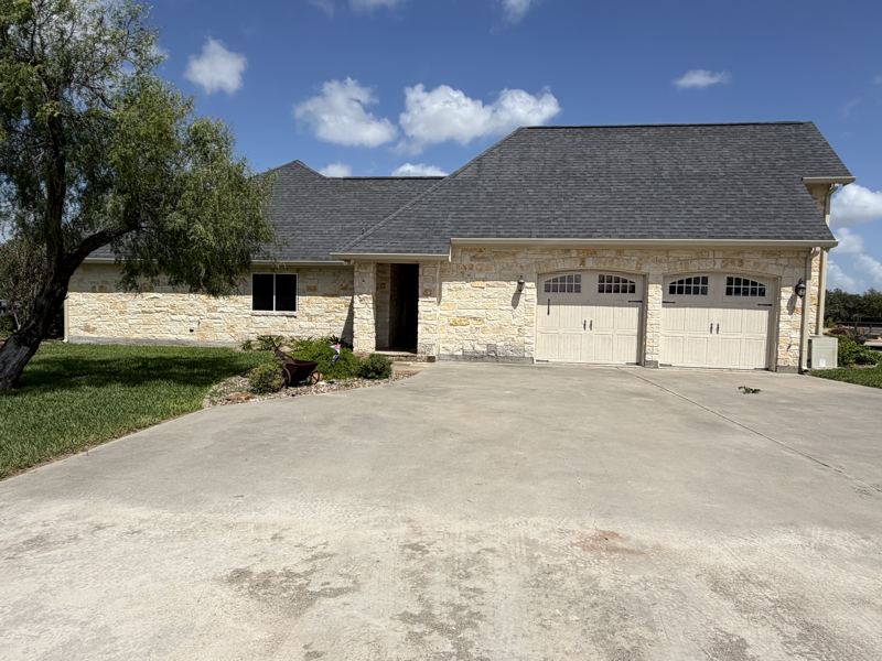 Limestone home with pool — Refugio, TX