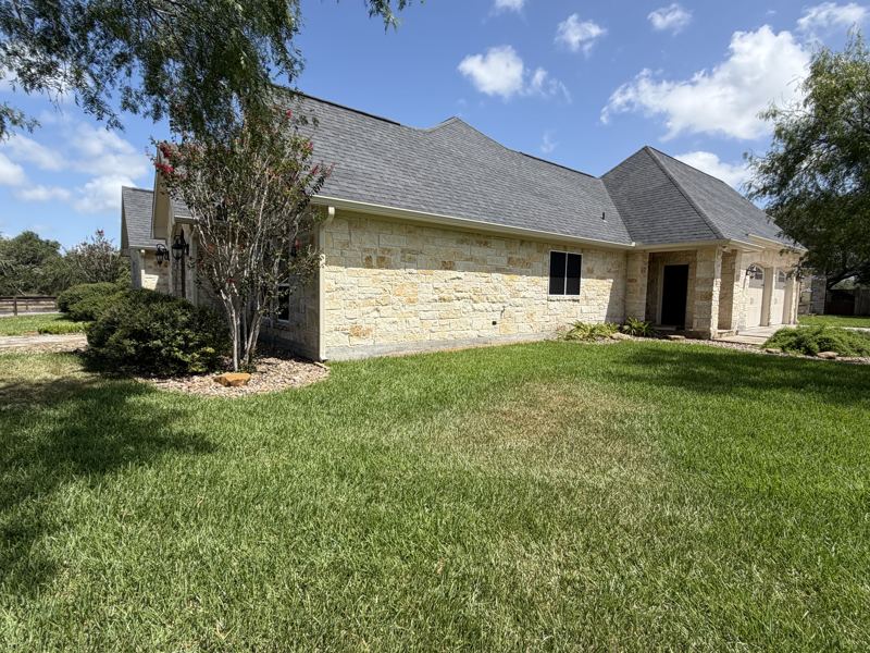 Limestone home with pool — Refugio, TX