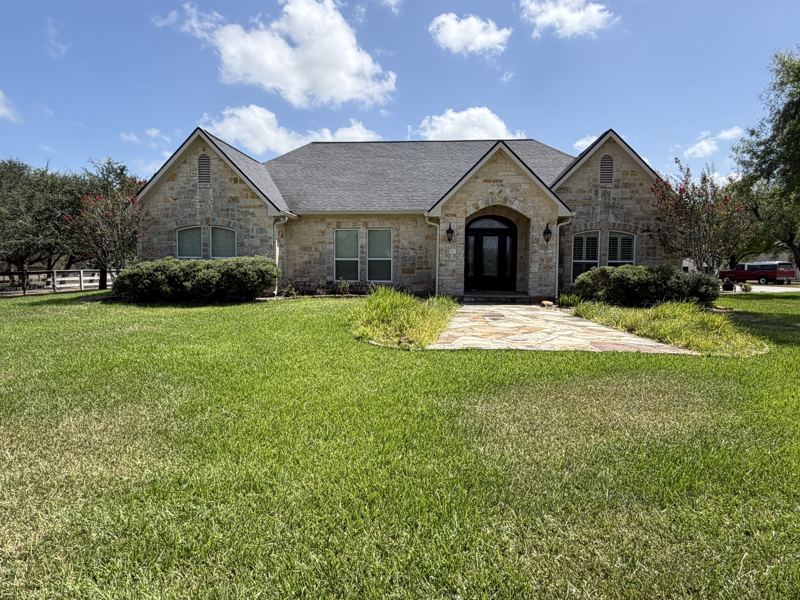 Limestone home with pool — Refugio, TX