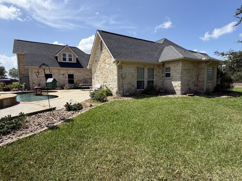 Limestone home with pool — Refugio, TX